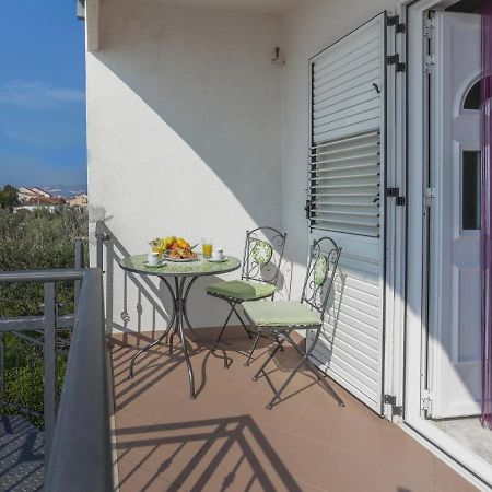 Enchanting Apartment In Ka Tel Gomilica Near Beach Kaštela Buitenkant foto